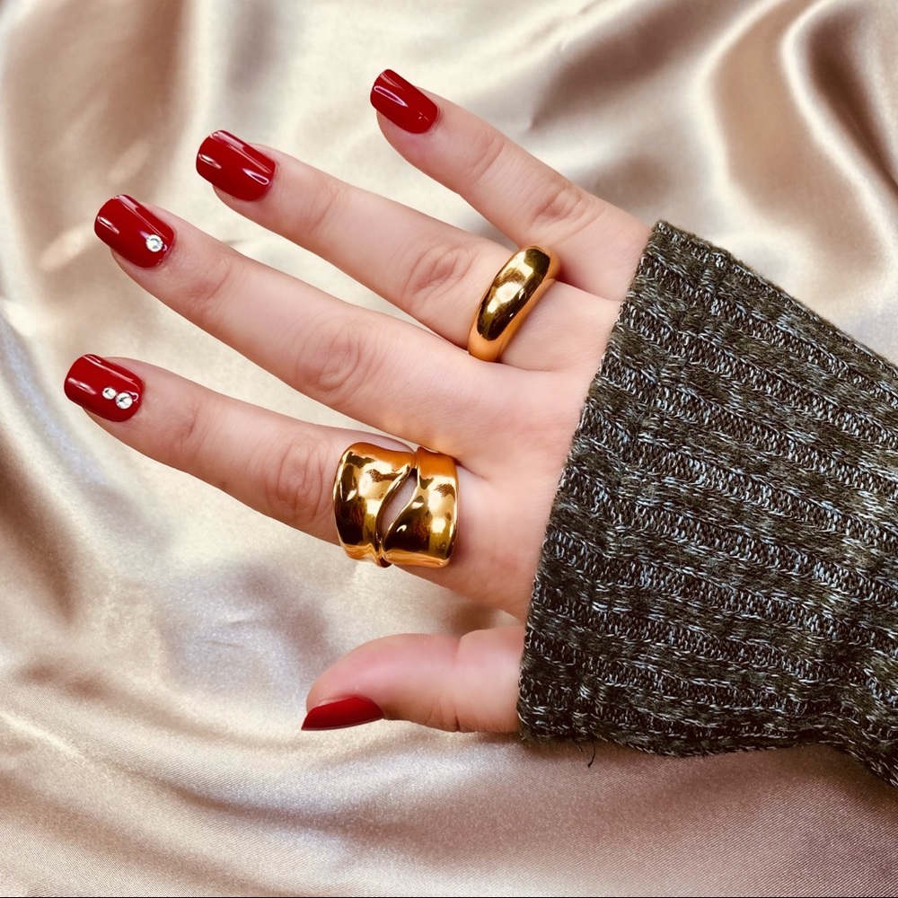 Minimalist Glossy Elevated Hiphop Design Ring in Gold - Picture 4 of 8